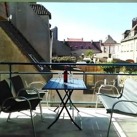 Fl'heurt De Sable Au Bord De *